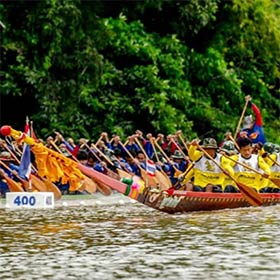 Assistez à une course de bateaux longs