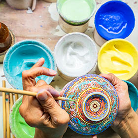 Un village voué à la porcelaine Benjarong