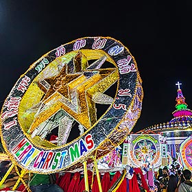 La parade des étoiles de Noël de Sakon Nakhon