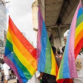 « Go Thai, Be Free » : en Thaïlande, l’arc-en-ciel rencontre le wai